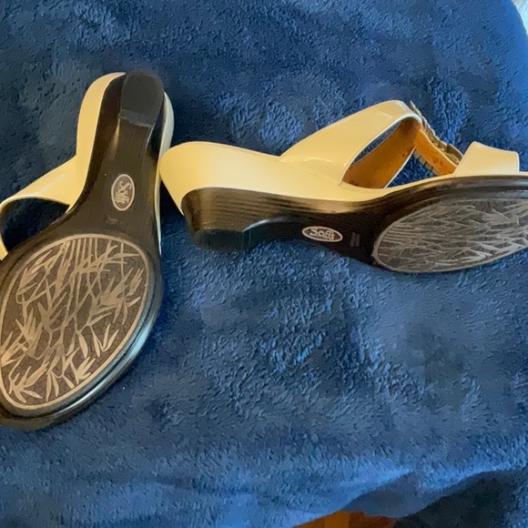 Cute Sofft white Patton sandals - Picture 2 of 3